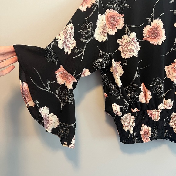 Black and pink floral blouse flared sleeve - Picture 3 of 4